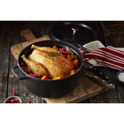 Staub Gietijzeren Braadpan 26 Cm / 5,25 L, Rond, Zwart -Kook Warm Verkoopwinkel 000017453