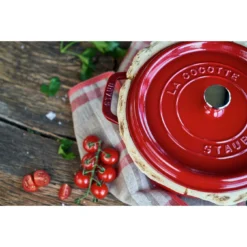 Staub Gietijzeren Braadpan 24 Cm / 3,8 L, Rond, Kersenrood -Kook Warm Verkoopwinkel 424416044