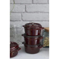 Staub Mini Braadpan 10 Cm / 250 Ml, Rond, Grenadine Rood 13 Staub Mini Braadpan 10 Cm / 250 Ml, Rond, Grenadine Rood -Kook Warm Verkoopwinkel 750032262