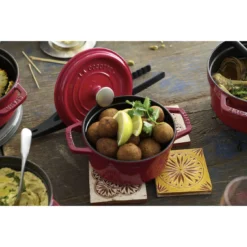 Staub Gietijzeren Braadpan 22 Cm / 2,5 L, Rond, Kersenrood -Kook Warm Verkoopwinkel 750032472