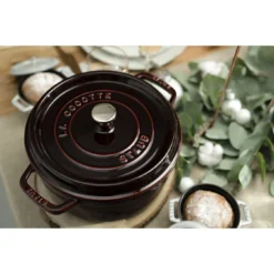 Staub Gietijzeren Braadpan 26 Cm / 5,25 L, Rond, Grenadine Rood -Kook Warm Verkoopwinkel 750047416